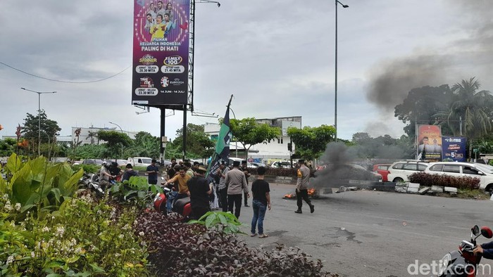 Mahasiswa Makassar menggelar aksi solidaritas untuk Eks Wasekjen HMI Akbar Idris. Andi Audia Faiza Nazli Irfan/detikSulsel