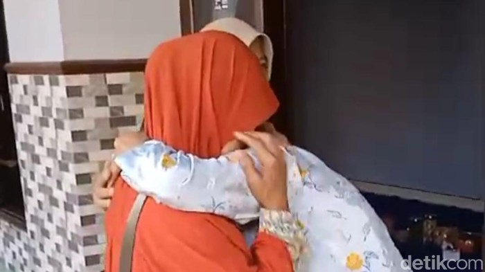 Marmi dan Wiji, ibunya saat berpelukan usai 40 tahun tak bertemu.