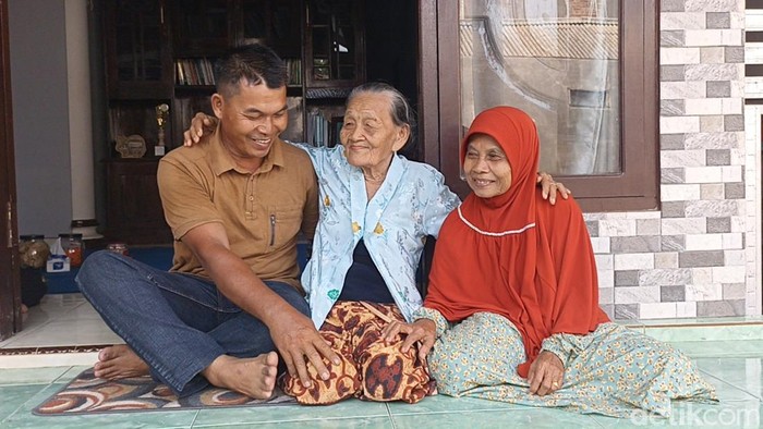 Marmi dan Wiji, ibunya saat berpelukan usai 40 tahun tak bertemu.