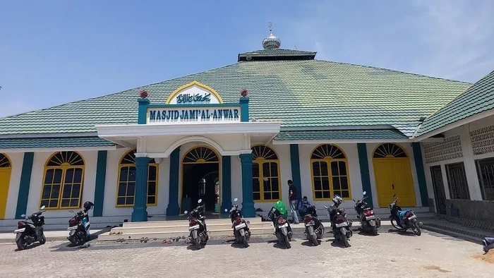 Masjid Jami Al-Anwar merupakan masjid tertua yang ada di Lampung.