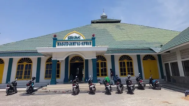Masjid Jami Al-Anwar merupakan masjid tertua yang ada di Lampung.