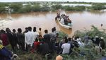 Melihat Proses Evakuasi Korban Banjir di Kenya