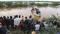 Menurut Palang Merah Kenya, ada lebih dari 12 orang yang tenggelam telah diselamatkan, sementara yang lainnya masih dinyatakan hilang.