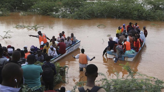 Melihat Proses Evakuasi Korban Banjir di Kenya Ada sejumlah warga tenggelam dan mengungsi akibat banjir besar di wilayah Kenya. Sebagian warga tengah dievakuasi menggunakan perahu.