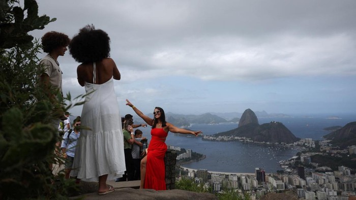 Menikmati Panorama Kota Rio de Janeiro Brasil dari Ketinggian A couple takes a selfie from the Dona Marta lookout point in Rio de Janeiro, Brazil April 26, 2024. REUTERS/Pilar Olivares