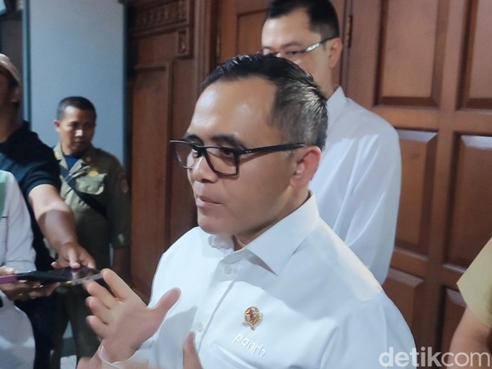 MenPAN-RB Azwar Anas seusai menghadiri acara Musrenbang Provinsi Jateng di Gedung Gradika, Semarang, Senin (29/4/2024).