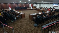 Ada 200 perkara yang ditangani. 103 perkara diperiksa panel I dan 97 perkara di Panel II dan Panel III.  
