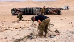 Momen Israel Evakuasi Bangkai Rudal Milik Iran