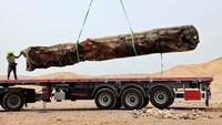Personel militer memuat sisa-sisa rudal balistik milik Iran di sebuah gurun di Israel, Jumat (26/4/2024).