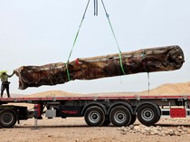 Momen Israel Evakuasi Bangkai Rudal Milik Iran