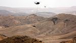 Momen Israel Evakuasi Bangkai Rudal Milik Iran