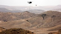Melansir Reuters, mereka menunjukkan sisa-sisa rudal balistik Iran yang ditemukan para pendaki yang kemudian diangkut menggunakan helikopter di area terbuka dekat Kota Arad.