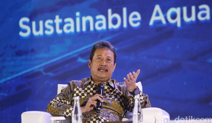Menteri Kelautan dan Perikanan Sakti Wahyu Trenggono menyampaikan paparan saat acara Indonesia Aquculture Indonesia Business Forum di Hotel Rafles, Jakarta, Senin (29/4/2024).