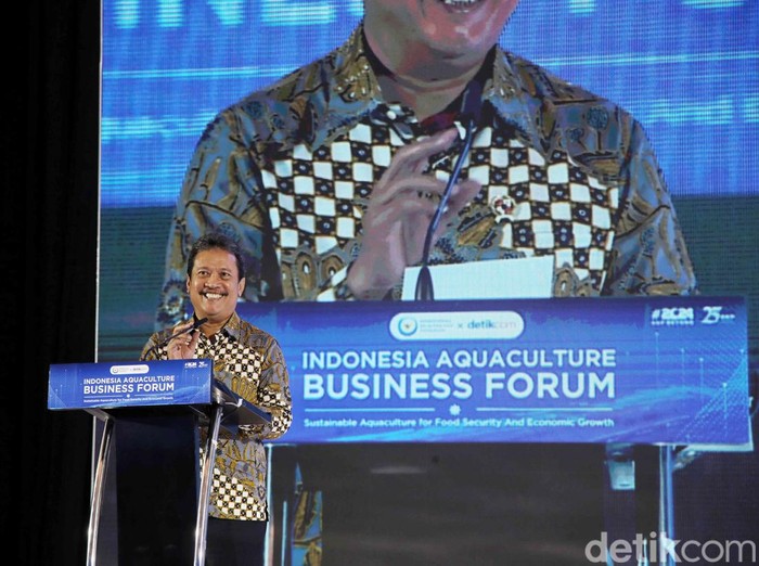 Menteri Kelautan dan Perikanan Sakti Wahyu Trenggono menyampaikan paparan saat acara Indonesia Aquculture Indonesia Business Forum di Hotel Rafles, Jakarta, Senin (29/4/2024).