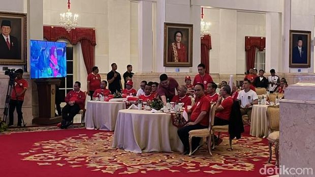 Momen Presiden Jokowi nonton bareng semifinal Piala Asia U-23 Timnas Indonesia vs Uzbekistan dengan para menteri hingga relawan di Istana Negara, Jakarta. (Eva/detikcom).