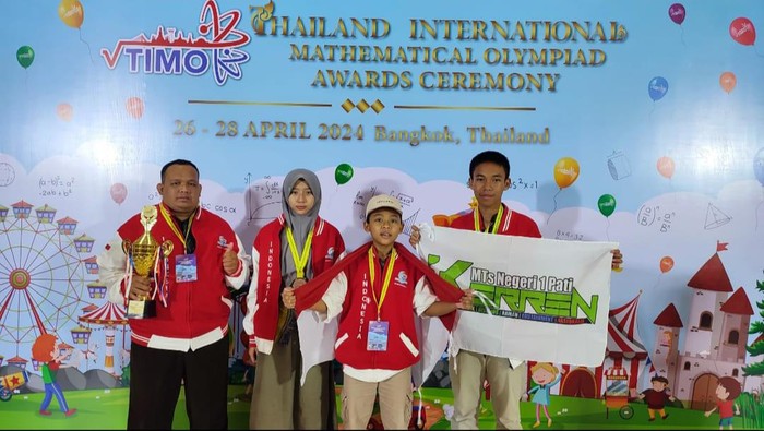 Tiga siswa MTsN 1 Pati memboyong dua emas dan satu perak dalam ajang Thailand International Mathematical Olympiad (TIMO), di Bangkok, Thailand, Minggu (28/4/2024).