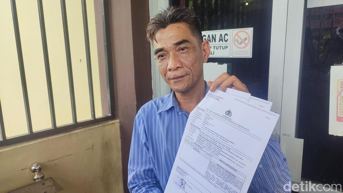Mulyadi kuasa hukum para pedagang membuat laporan polisi terhadap PT pengelola pasar 16 Palembang.