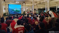 Sekda DIY Beny Suharsono menuturkan nobar ini untuk memfasilitasi warga Jogja. Terutama untuk mendukung Garuda Muda yang berlaga di Piala Asia U-23. Tentunya agar tetap semangat dalam menghadapi Uzbekistan.  (Foto: Dwi Agus/detikJogja)