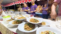 Keunikan dari nobar Piala Asia U-23 ini adalah suguhan kuliner. Sesuai adatnya, setiap gawe di Kantor Gubernur DIY selalu menyajikan kuliner tradisional. Kali ini juga tetap sama, sajian inilah yang menjadi rebutan para penonton nobar.  (Foto: Dwi Agus/detikJogja)