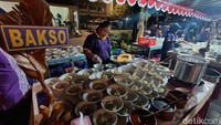 Pindahnya lokasi nobar juga untuk memfasilitasi lonjakan penonton. Awalnya nobar ini dibuka melalui pendaftaran online. Diluar prediksi ternyata antusiasme membludak. Alhasil Pemda DIY memutuskan perpindahan lokasi nobar ke Bangsal Kepatihan.  (Foto: Dwi Agus/detikJogja)