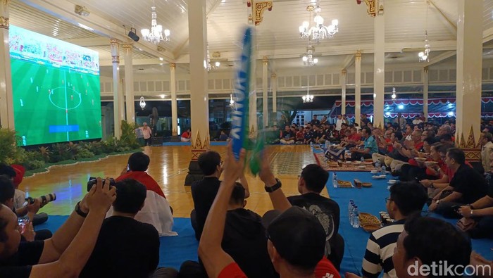 Suasana nobar Timnas Indonesia yang juga dihadiri Sultan HB X di Kompleks Kepatihan, Kota Jogja, Senin (29/4/2024).