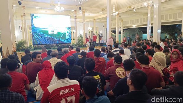 Suasana Nobar Piala Asia U-23 2024 yang dihadiri Sri Sultan Hamengku Buwono X di Bangsal Kepatihan, Senin malam (29/4/2024).