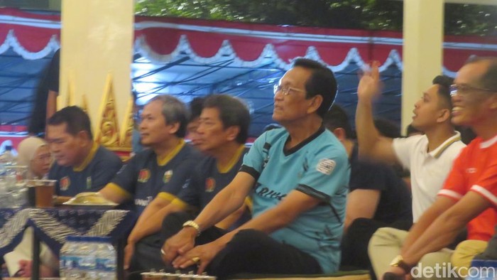 Suasana Nobar Piala Asia U-23 2024 yang dihadiri Sri Sultan Hamengku Buwono X di Bangsal Kepatihan, Senin malam (29/4/2024).