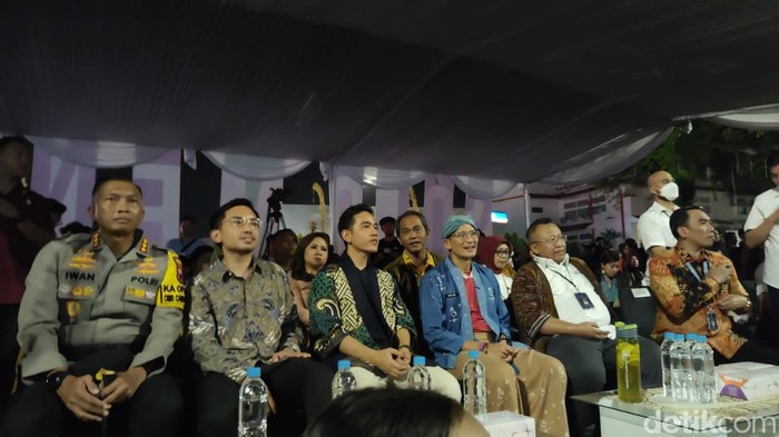 Sandiaga Uno, Gibran Rakabuming Raka hingga Mangkunegara X nonton bareng Timnas Indonesia di Halaman Balai Kota Solo, Senin (22/4/2024).