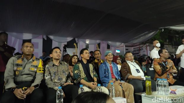 Sandiaga Uno, Gibran Rakabuming Raka hingga Mangkunegara X nonton bareng Timnas Indonesia di Halaman Balai Kota Solo, Senin (22/4/2024).