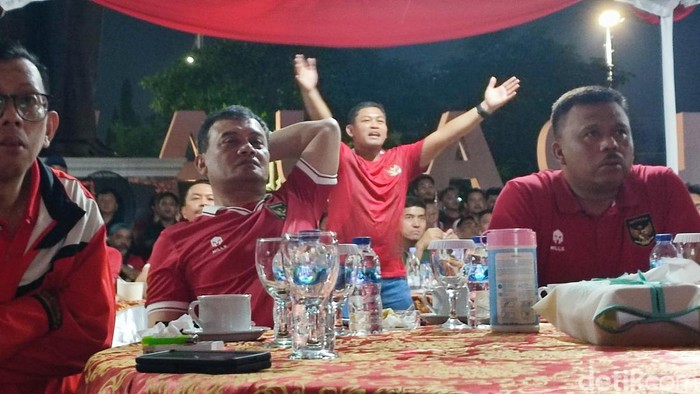 Suasana nobar di halaman Mapolda Jateng, Semarang, Senin (29/4/2024).