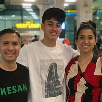 Tidak banyak potret yang memperlihatkan kebersamaan Noraly dan Rafael Struick. Tapi dalam pertandingan, Noraly sering kali terlihat menonton laga putranya. Foto: Instagram