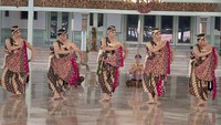 Gelaran trilogi tari ini dimulai di Candi Sukuh, tempat yang kaya akan simbolisme kesuburan. Acara berlanjut di Puro Mangkunegaran, sebagai simbol rumah dan warisan budaya. Tampilan Tari Bedhaya Senapaten Diradameta kaya akan nilai-nilai spiritual dan historis. Trilogi ini mencapai puncaknya dengan perayaan Perhelatan 24 Jam Menari yang digelar di Institut Seni Indonesia (ISI) Solo, melambangkan kelahiran dan energi berkelanjutan untuk generasi mendatang. 