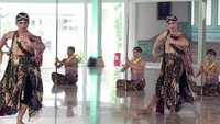 Kegiatan ini bertujuan untuk menyambungkan kembali masyarakat modern dengan akar budaya mereka melalui perayaan seni tari yang mendalam dan penuh makna. 