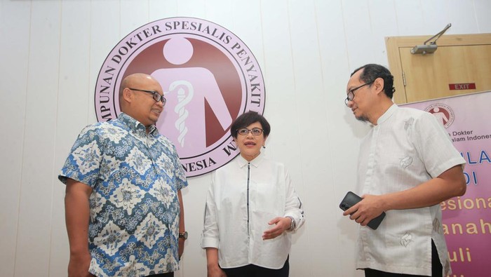 Perhimpunan Dokter Spesialis Penyakit Dalam Indonesia (PAPDI) mengimbau masyarakat segala umur dari bayi hingga lanjut usia untuk mendapatkan imunisasi.