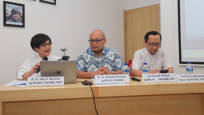 Perhimpunan Dokter Spesialis Penyakit Dalam Indonesia (PAPDI) mengimbau masyarakat segala umur dari bayi hingga lanjut usia untuk mendapatkan imunisasi.