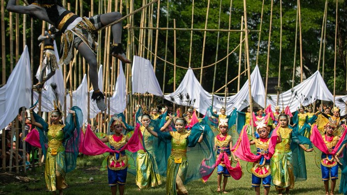 Penari mementaskan tari Darma Pashutaya pada acara Solo Menari 2024 di Taman Sriwedari, Solo, Jawa Tengah, Senin (29/4/2024). Acara dalam rangka memperingati hari tari sedunia tersebut mengambil tema Animal Movement yang terinspirasi hubungan manusia hidup berdampingan dengan semua mahkluk ciptaan Tuhan. ANTARA FOTO/Mohammad Ayudha/aww.