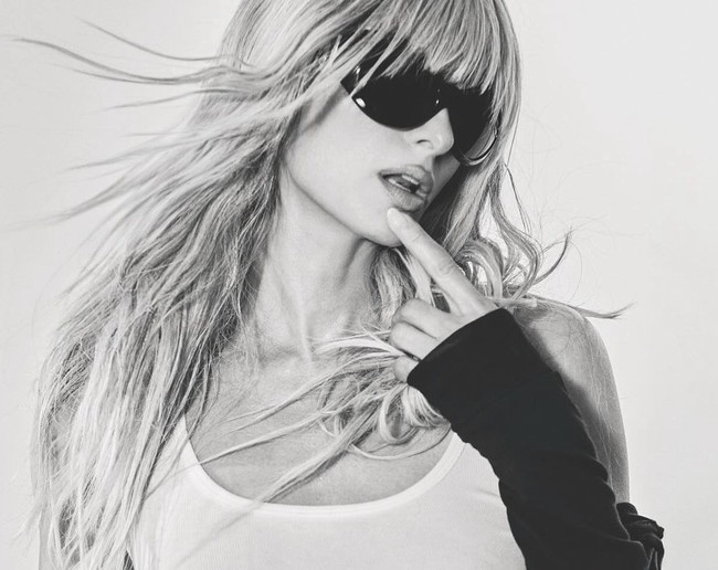 “Namun ketika saya bersama suami saya, saya merasa begitu aman sehingga dia membuat tembok-tembok itu runtuh. Sekarang dengan anak laki-laki saya dan anak perempuan saya, saya hanya merasakan cinta yang belum pernah saya rasakan sebelumnya,” tambahnya. Foto: Dok. Flaunt Magazine