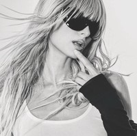 “Namun ketika saya bersama suami saya, saya merasa begitu aman sehingga dia membuat tembok-tembok itu runtuh. Sekarang dengan anak laki-laki saya dan anak perempuan saya, saya hanya merasakan cinta yang belum pernah saya rasakan sebelumnya,” tambahnya. Foto: Dok. Flaunt Magazine