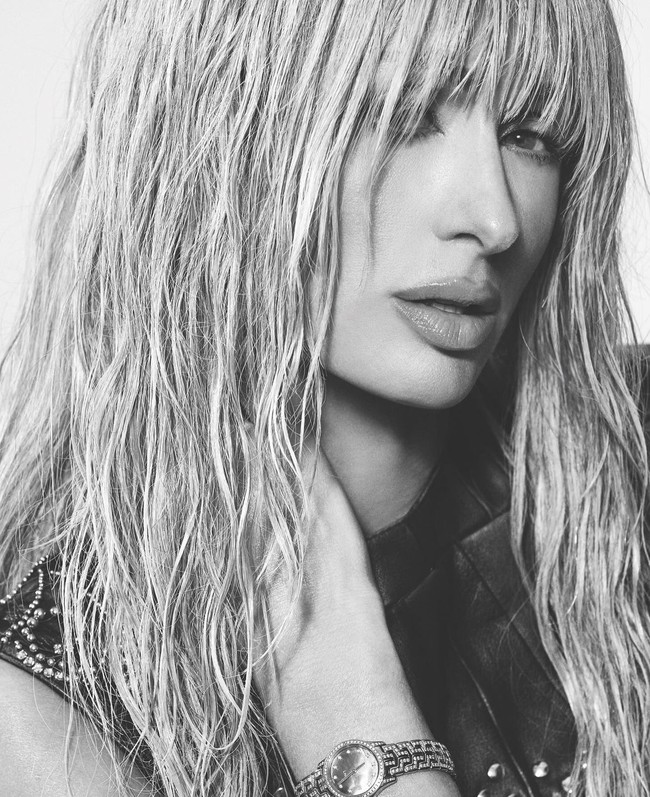 Membagikan hasil foto dalam pemotretan untuk majalah Flaunt di Instagram, Paris Hilton terlihat memesona dalam busana minim dan tipis. Foto: Dok. Flaunt Magazine