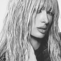 Membagikan hasil foto dalam pemotretan untuk majalah Flaunt di Instagram, Paris Hilton terlihat memesona dalam busana minim dan tipis. Foto: Dok. Flaunt Magazine