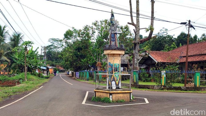 Patung Gatotkaca di Desa Cisontrol Ciamis