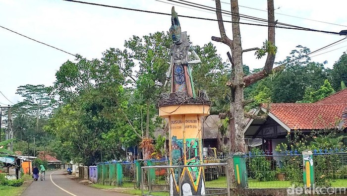 Patung Gatotkaca di Desa Cisontrol Ciamis