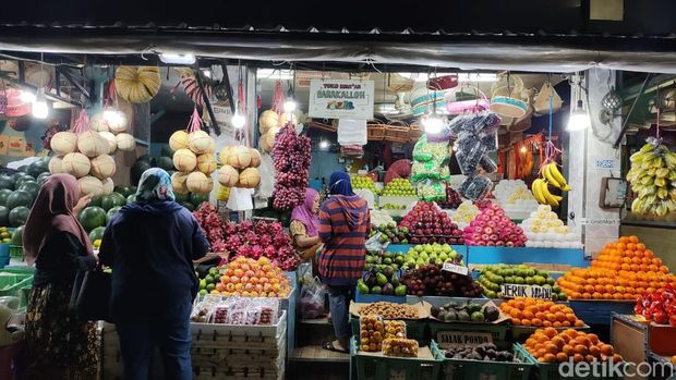 Pedagang buah Surabaya