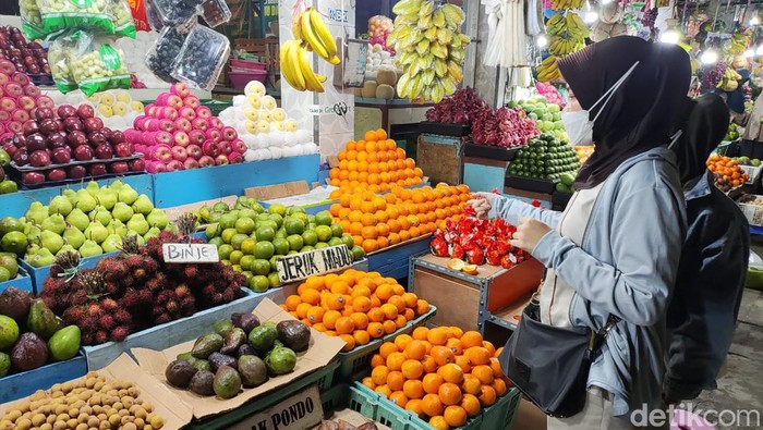 Pedagang buah Surabaya