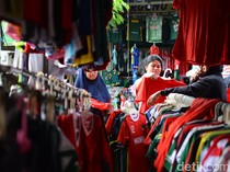 Warga Surabaya Serbu Pedagang Jersei Indonesia Jelang Nobar Timnas U-23