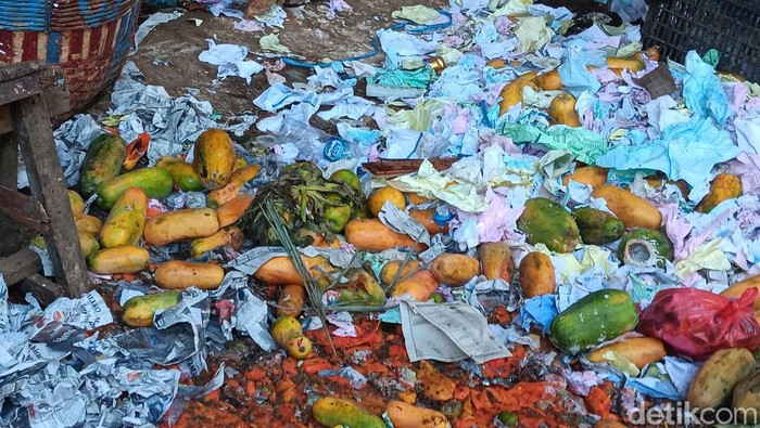 Ternyata Ini Penyebab Banyak Pepaya Busuk Berserakan di Pasar Kramat Jati