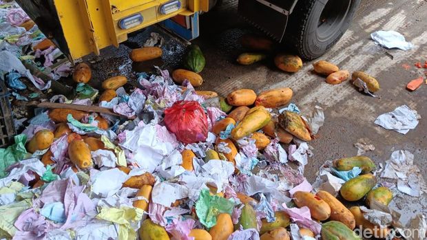 Pedagang Pasar Induk Buang Pepaya