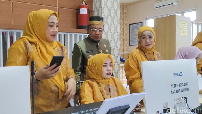 Pegawai Disdukcapil Jeneponto mengenakan baju adat melayani warga dalam rangka HUT ke-161 Jeneponto.