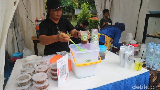 Pelaku UMKM olahan daun kelor menjadi urap dan es cendol dawet di Desa Kedungbulus Kecamatan Gembong Pati, Senin (29/4/2024).