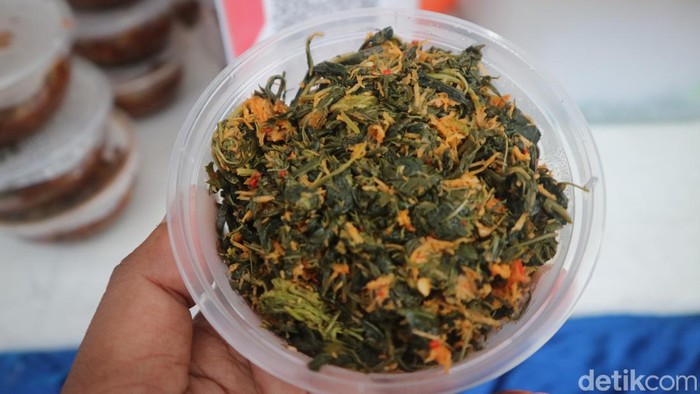 Pelaku UMKM olahan daun kelor menjadi urap dan es cendol dawet di Desa Kedungbulus Kecamatan Gembong Pati, Senin (29/4/2024).